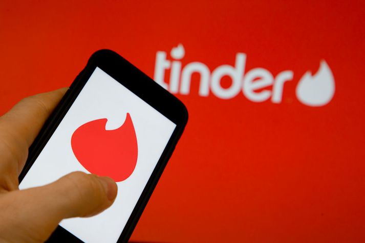 Einhleypingar á Tinder munu þurfa að hafa sig til áður en þeir opna forritið í sumar.