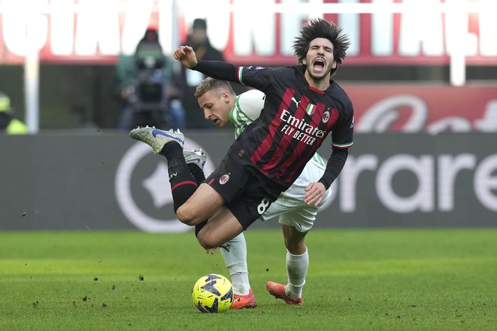 AC Milan leikmaðurinn Sandro Tonali er hér sparkaður niður á móti Sassuolo.