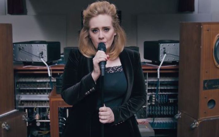 Adele fer létt með þetta eins og venjulega.