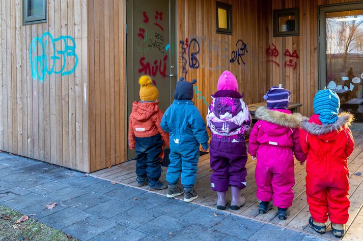 Börnin á leikskólanum Funaborg í Grafarvogi virða fyrir sér skemmdir sem unnar hafa verið á leikskólanum þeirra undanfarna daga.