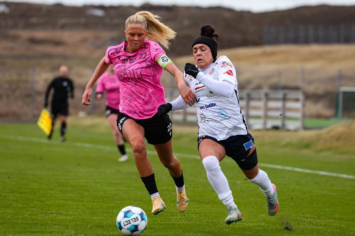 Emma Fanndal og Erin Flurey í baráttunni í dag en þær voru báðar á skotskónnum.