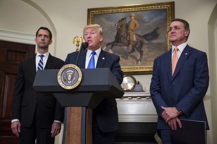 Donald Trump ásamt þeim David Perdue og Tom Cotton.