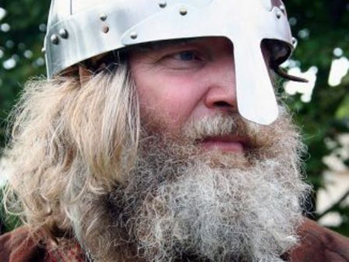 menning Vopnafræði víkinga í Borgarnesi á laugardag. Short með hjálm.