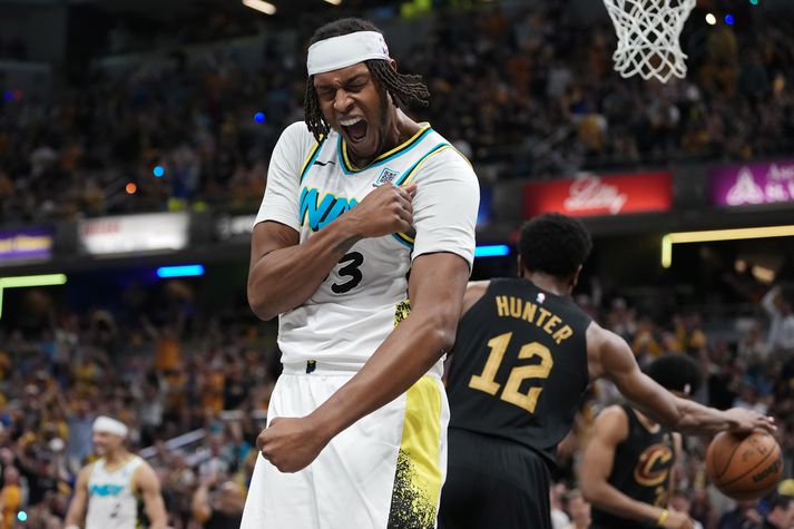 Myles Turner og félagar í Indiana Pacers kláruðu dæmið gegn Cleveland Cavaliers í fyrri hálfleik.