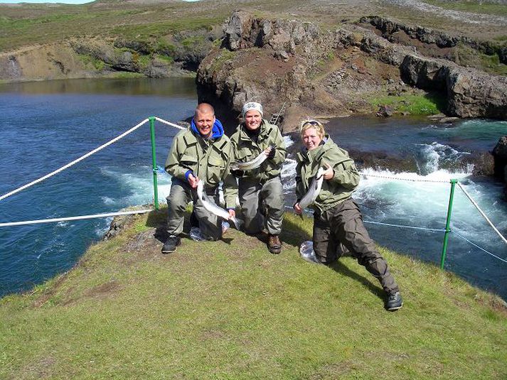 Landsliðskonurnar ásamt þjálfara tóku sig vel út í veiði í Grímsá.