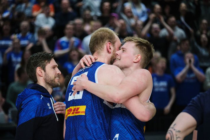 Jón Axel Guðmundsson, Tryggvi Snær Hlinason og Kristinn Pálsson fögnuðu vel eftir að Ísland tryggði sér sæti á EM. Nú er ljóst hvaða leikir bíða liðsins þar.