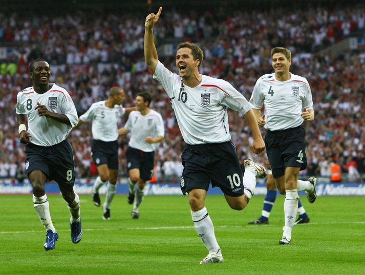 Michael Owen fagnar marki sínu.