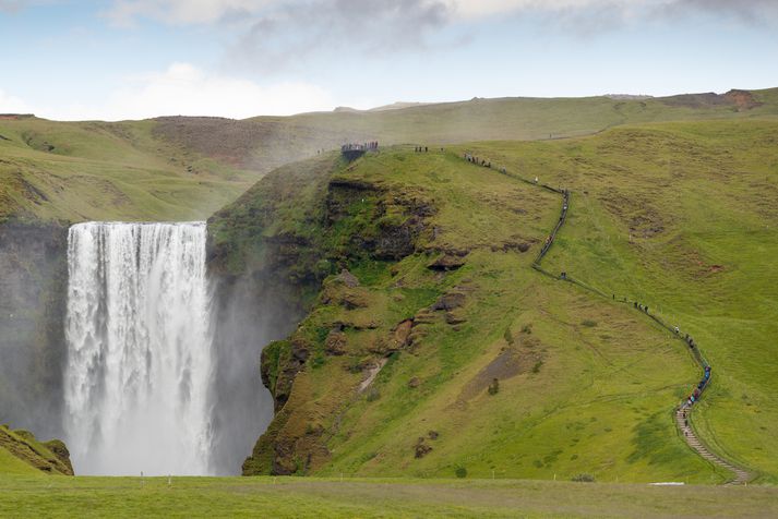 Bílstjórinn var á ferð um Suðurland með ferðamennina. Hér má sjá Skógafoss, einn vinsælasta ferðamannastað Suðurlands.