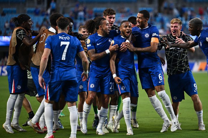 Christopher Nkunku fagnar marki sínu fyrir Chelsea með liðsfélögum sínum en hann kom þá liðinu yfir í framlengingu.