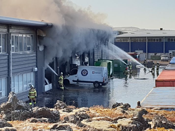 Flytja þurfti slökkviliðsmann til aðhlynningar fyrr í morgun. Aðstæður á vettvangi eru gríðarlega erfiðar.