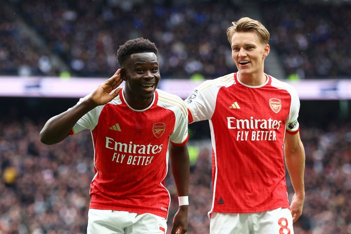 Bukayo Saka skoraði eitt mark og lagði upp annað í Norður-Lundúnaslagnum. Hér fagnar hann með Martin Ødegaard, fyrirliða Arsenal.