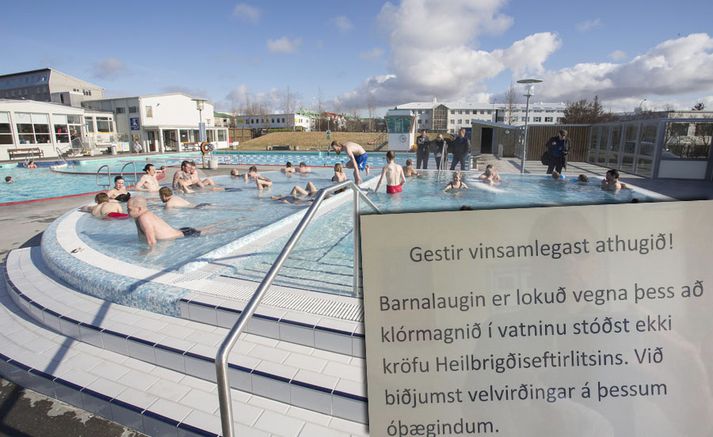 Tilkynningu er komið fyrir í anddyrinu þegar barnalauginni er lokað.