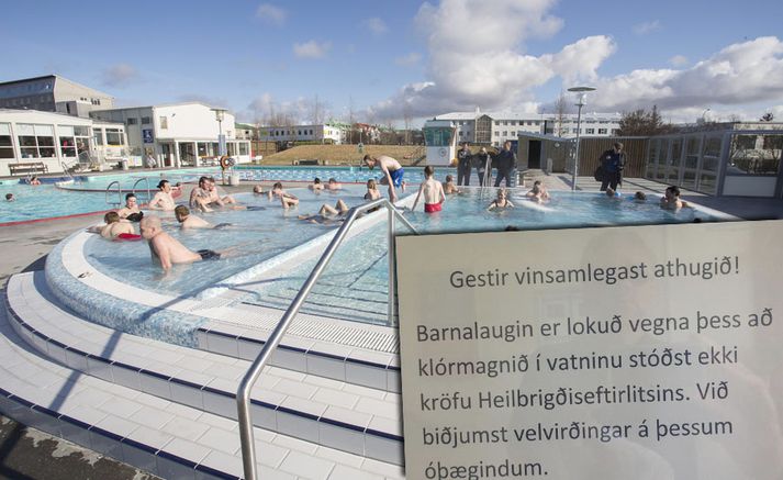 Tilkynningu er komið fyrir í anddyrinu þegar barnalauginni er lokað.