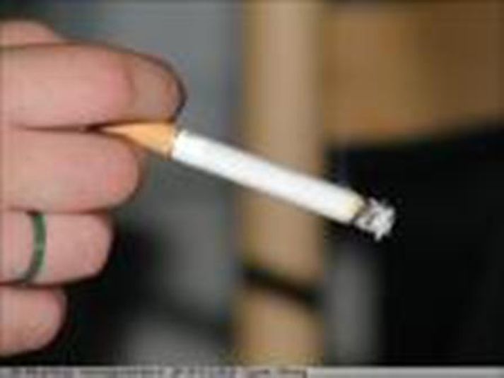 Reykingamaður kveikti í hurð.