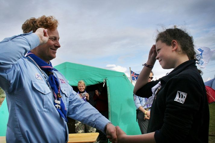 Amelía Rún Gunnlaugsdóttir, skáti frá Grundarfirði, fékk í gær bronskross Bandalags íslenskra skára. Það var skátahöfðinginn Bragi Björnsson sem veitti Amelíu krossinn en hann er eitt af hetjudáðamerkjum skátanna og er veittur skáta sem sýnt hefur hreystilega framgöngu er slys ber að garði.