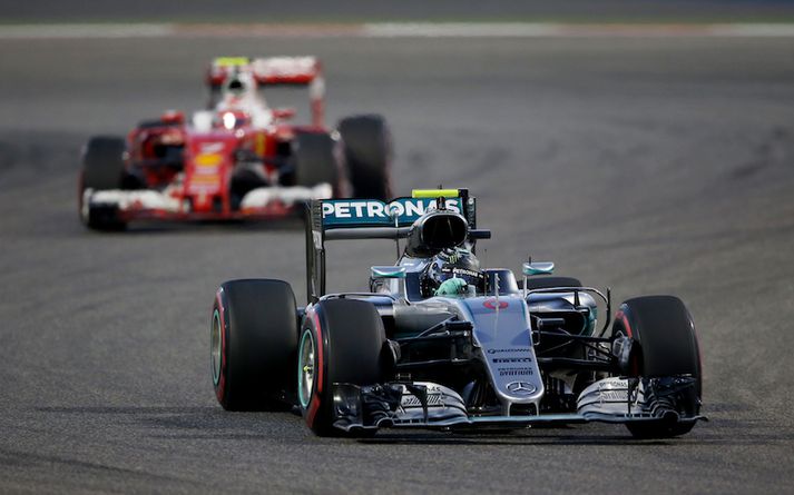 Rosberg og Raikkonen á kappakstursbrautinni.