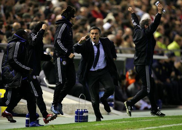 Ánægður Jose Mourinho fagnaði verðlaununum ekki alveg svona mikið en var sáttur.