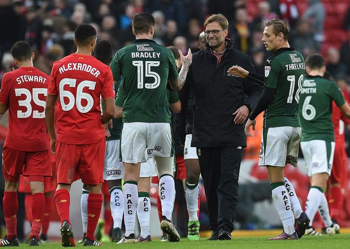 Klopp þakkar leikmönnum Plymouth fyrir eftir leikinn á Anfield í dag.