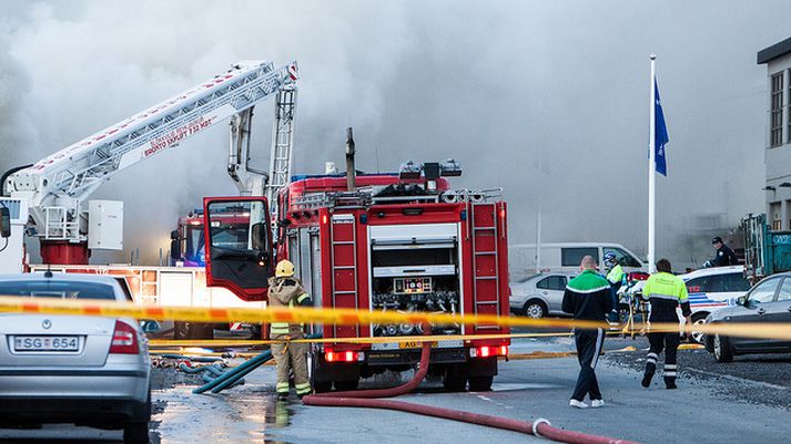 Gríðarmikinn reyk lagði frá eldinum.