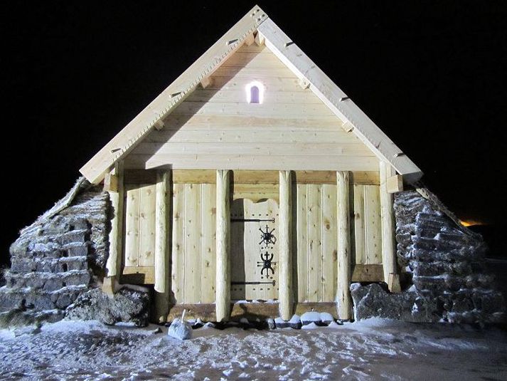 Ljós í Glugga Þorláksbúð er nær tilbúin að utan. Framhliðin er klár og á Þorláksmessu, dánardægri Þorláks helga, var kveikt á ljósi í kvistglugga búðarinnar.