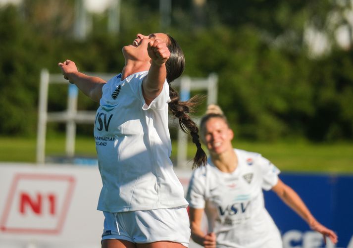 Alisson Lowrey fagnar marki sínu í uppbótartíma fyrri hálfleiks.