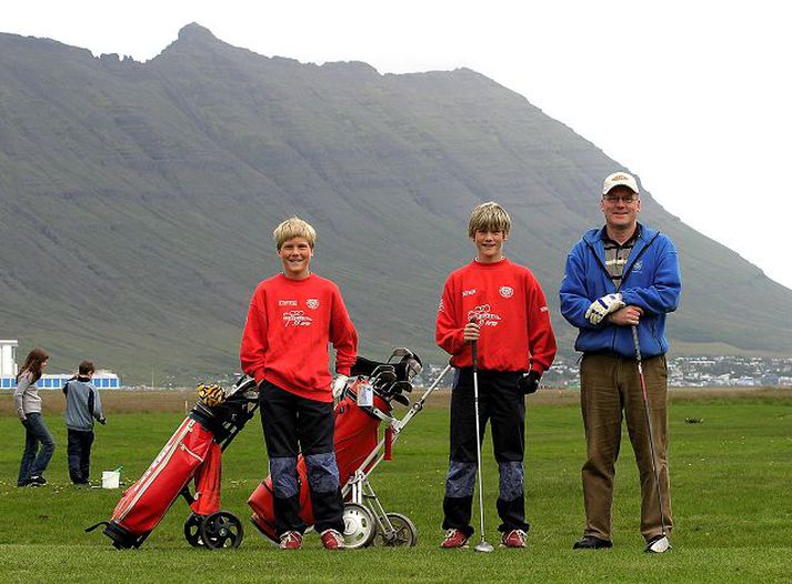 Feðgar í golfi Golf er fjölskylduíþrótt fyrst og síðast, eins og þessi mynd frá Neskaupstað sýnir.fréttablaðið/gva