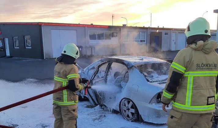 Slökkvilið þurfti að slökkva eld sem kom upp í bíl í gær.