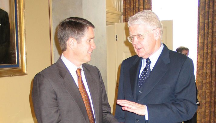 Forsetinn ræðir við William Frist, leiðtoga repúblikana í öldungadeild Bandaríkjaþings.