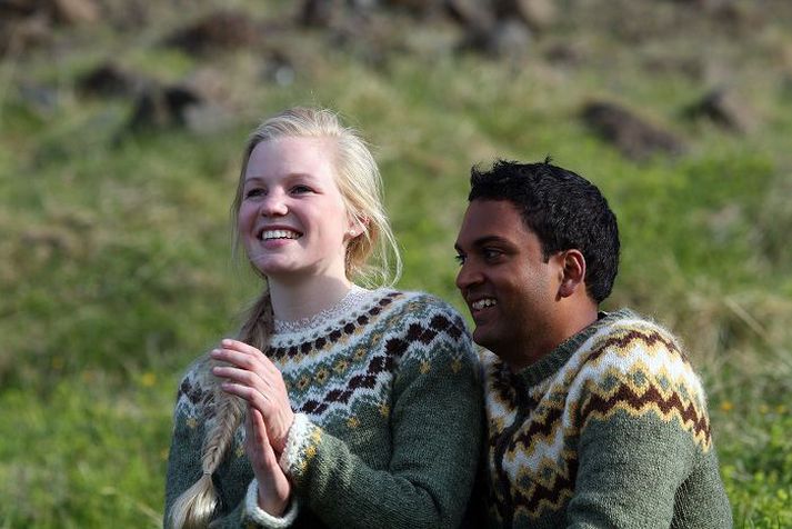 Þau Alexia og Daniel fundu ástina í hvalaskoðun á Húsavík. Þau gengu í það heilaga á mánudaginn og klæddust íslenskum lopapeysum við athöfnina sem fram fór í Naustavík við Skjálfanda.