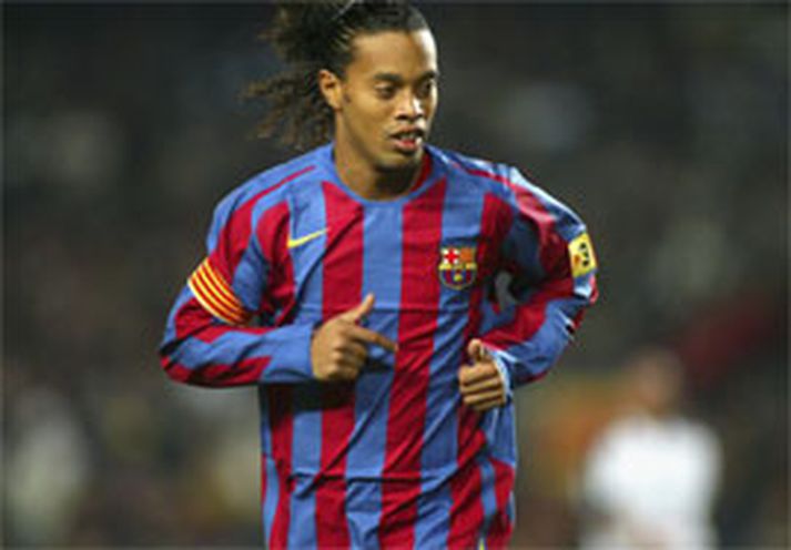 Brasilíski snillingurinn Ronaldinho þykir líklegastur til að hreppa hnossið í næsta mánuði, en hann hlaut hinn eftirsótta gullknött frá France Football í vikunni