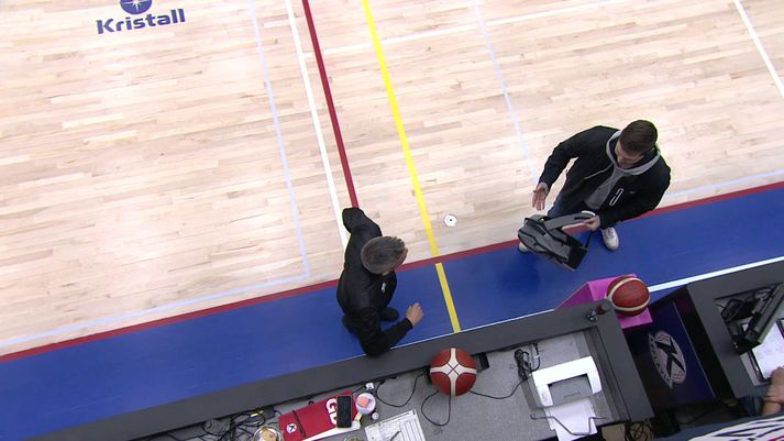 Dómarinn Sigmundur Már Herbertsson ræðir við tæknimanninn sem var kallaður út til að kíkja á málið, en tókst að finna út úr vandræðunum. 