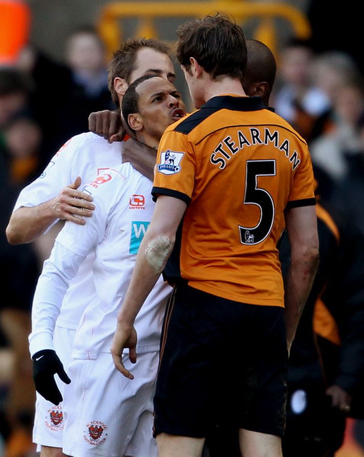 DJ Campbell í handalögmálum við leikmenn Wolves í gær.