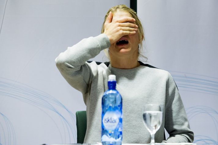 Theresa Johaug grætur á blaðamannafundinum í dag.