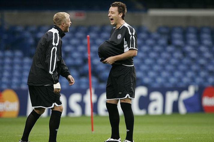 Eiður og John Terry slá á létta strengi fyrir æfingu Chelsea árið 2008. Þeir unnu meðal annars ensku úrvaldeildina saman.