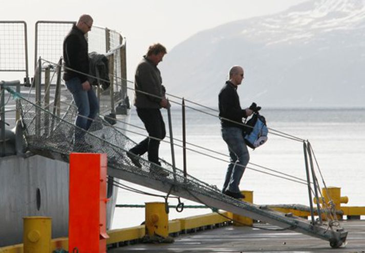 Hollendingurinn er hér leiddur af sérsveitarmönnum í land á Eskifirði. 