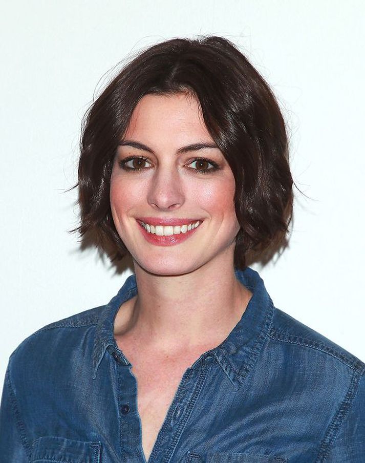 Anne Hathaway fer með hlutverk herflugmanns.