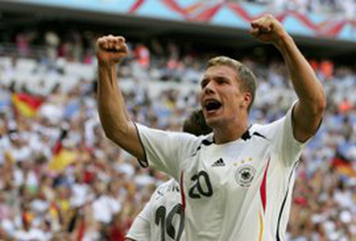 Podolski er búinn að skora tvö mörk eftir undirbúning frá Miroslav Klose og væri þýska liðið eflaust búið að bæta við ef ekki væri fyrir stórleik Isaksson í marki Svía
