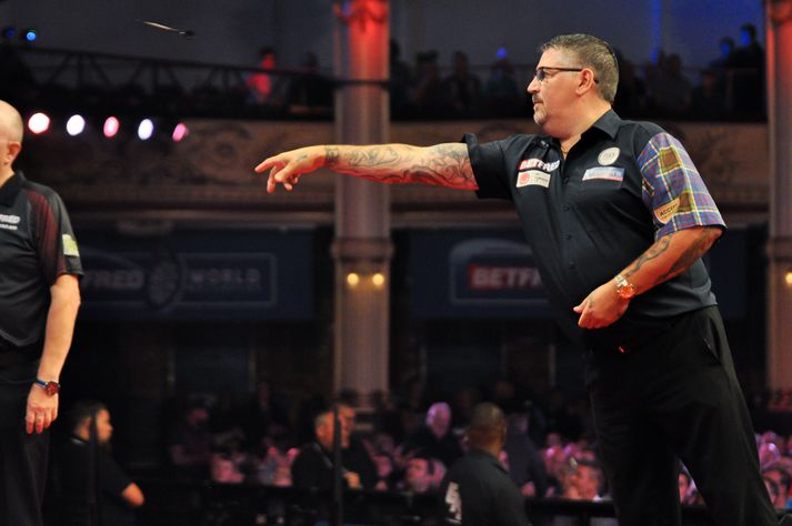 Gary Anderson mætir til leiks á heimsmeistaramótinu í pílukasti í dag.