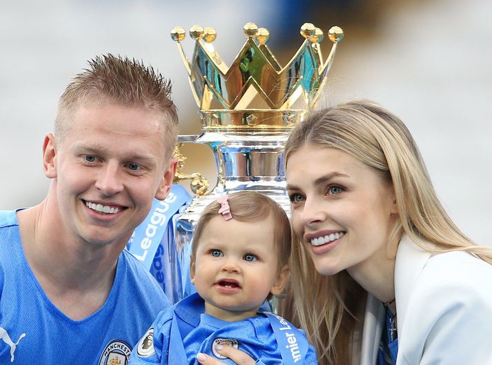 Oleksandr Zinchenko og Vlada Shcheglova ásamt dóttur sinni eftir að Manchester City varð Englandsmeistari í fyrra.