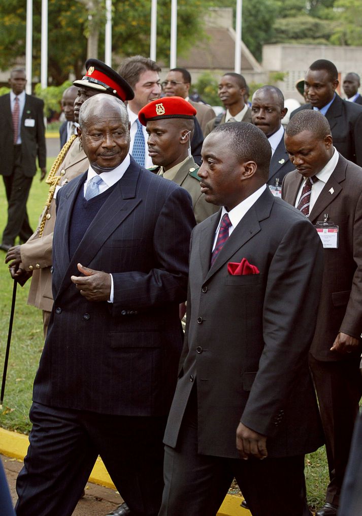 Yoweri Museveni (vinstri) á göngu með Joseph Kabila, forseta Lýðræðislega Lýðveldisins Kongó.
