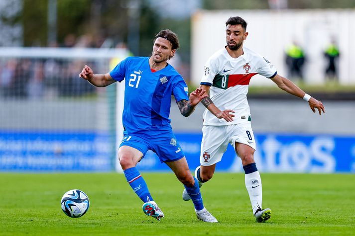 Arnór Ingvi lét Bruno Fernandes hafa fyrir hlutunum í kvöld.