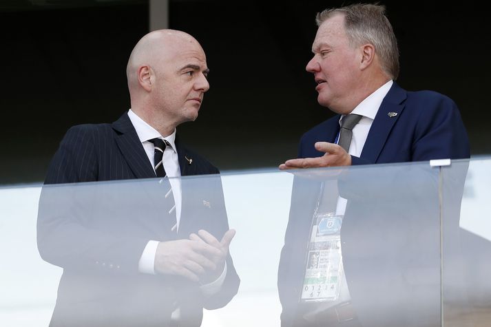 Karl-Erik Nilsson, forseti sænska knattspyrnusambandsins, ásamt Gianni Infantino, forseta FIFA, á HM 2018 í Rússlandi. (Photo by VI Images via Getty Images)