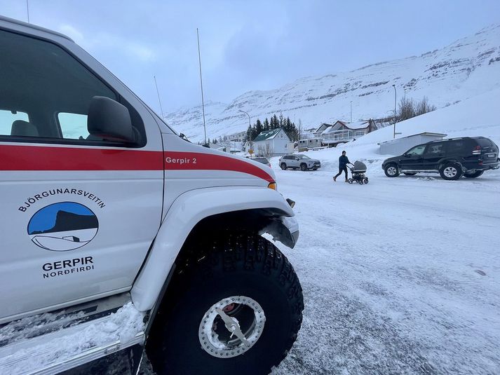 Fylgst er náið með stöðunni en seinni partinn í dag er gert ráð fyrir að úrkoma verði mest orðin í formi rigningar. 