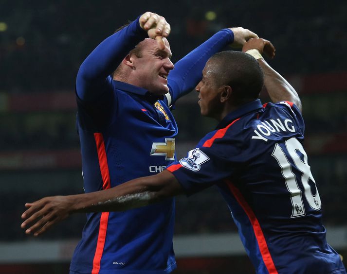 Rooney og Young fagna marki Manchester United