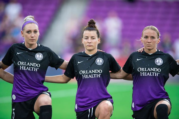 Gunnhildur Yrsa Jónsdóttir krýpur á hné ásamt liðsfélögum sínum í Orlando Pride á meðan að þjóðsöngur Bandaríkjanna ómar, fyrir leik gegn Washington Spirit 19. mars.