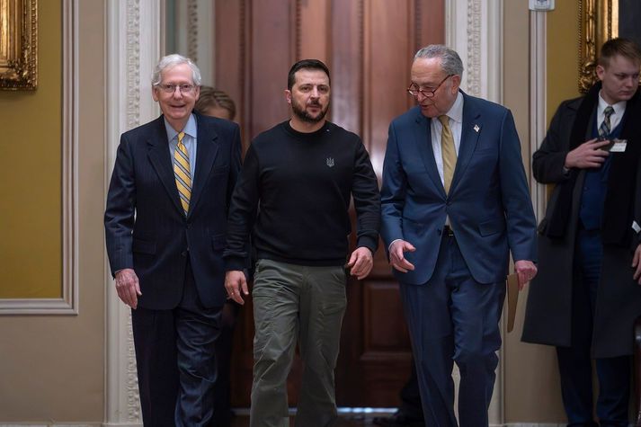  Mitch McConnell, Vólódímír Selenskí og Chuck Schumer í þinghúsi Bandaríkjanna í desember.