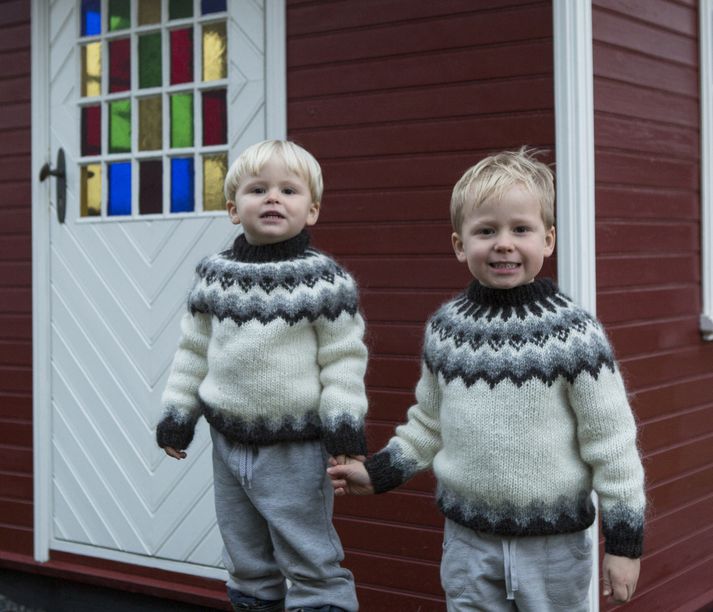 Þorlákur Flóki er að verða fimm ára á Þorláksmessu og Kormákur Jónas bróðir hans verður þriggja ára á gamlársdag. Hér eru þeir klæddir í fínar peysur frá Handprjónasambandinu.