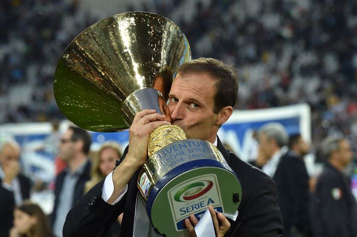 Massimiliano Allegri smellir kossi á ítalska meistarabikarinn sem hann hefur unnið sex sinnum, fimm sinnum með Juventus og einu sinni með AC Milan.