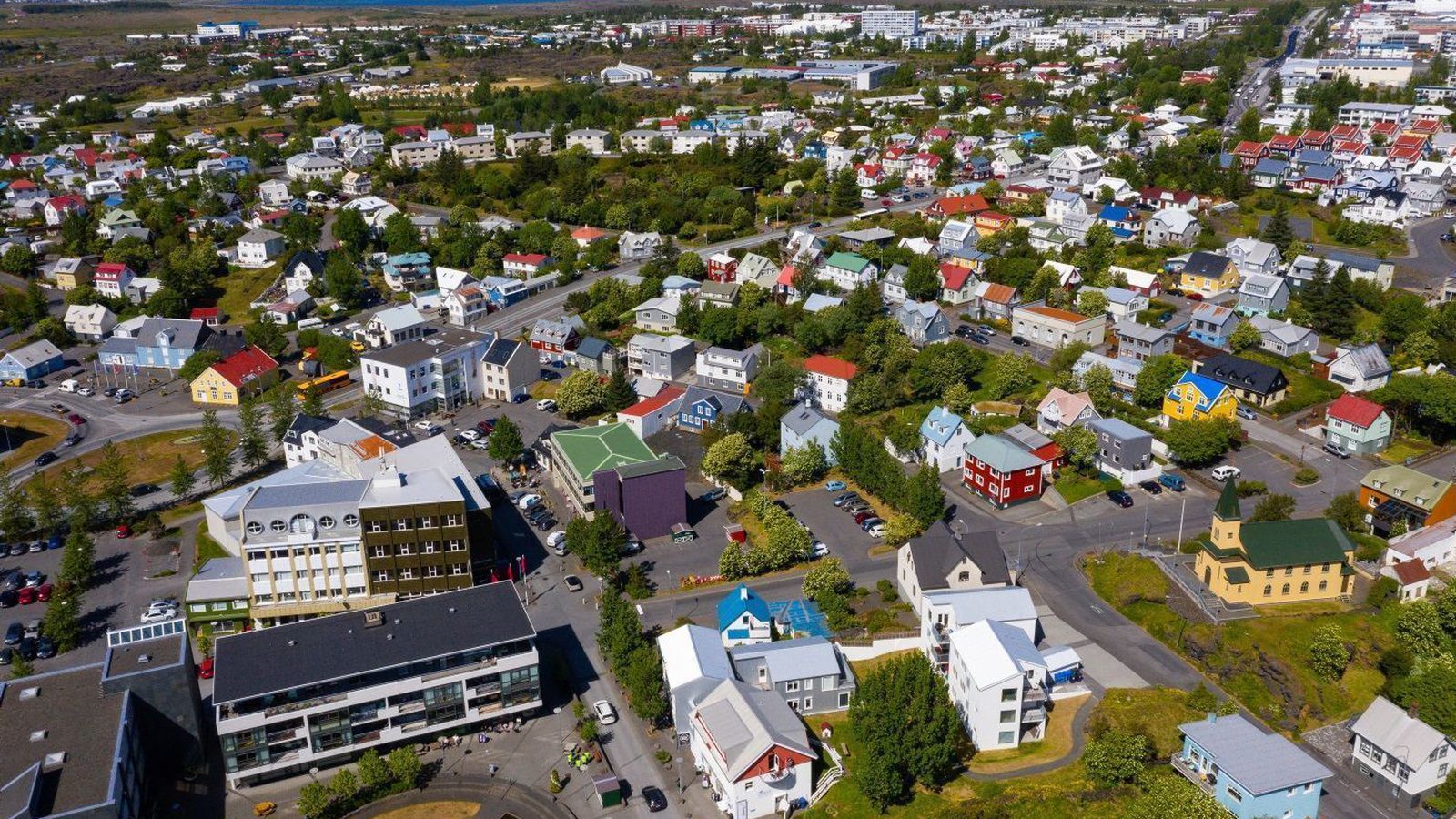 Tvö um­ferðar­slys og þrír fluttir á sjúkra­hús