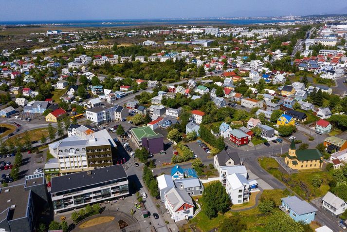 Fólksbílarnir tveir sem urðu óökuhæfir í slysinu voru dregnir af vettvangi.